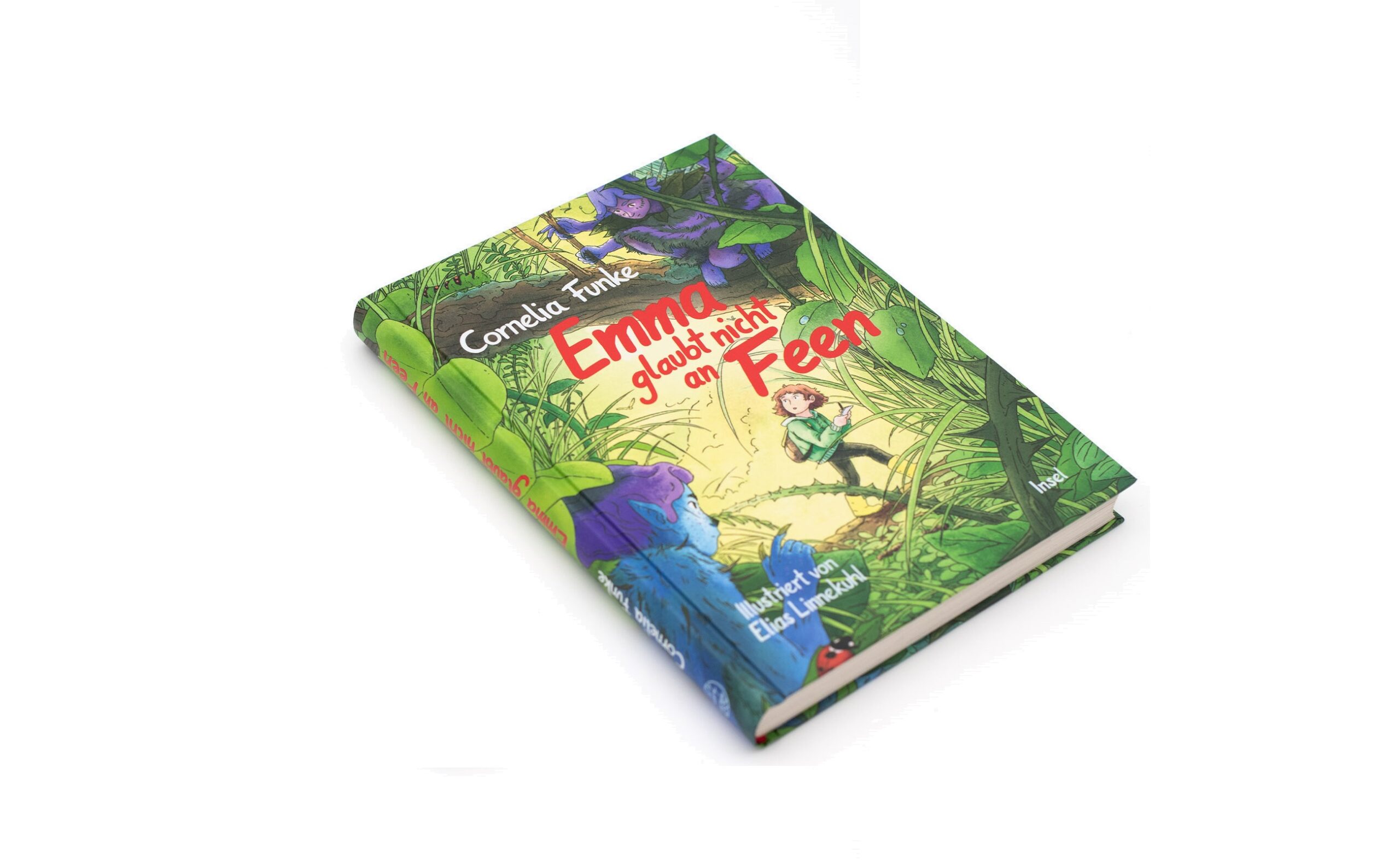 Ein deutsches Kinderbuch mit dem Titel „Emma glaubt nicht an Feen“ von Cornelia Funke, dessen illustrierter Einband ein Mädchen in einem grünen Wald mit lila Blumen zeigt.
