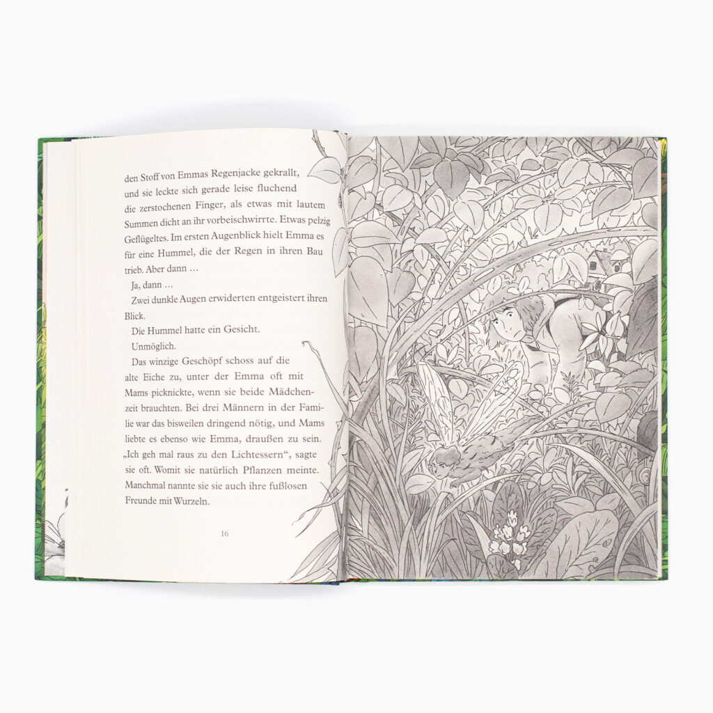 Ein aufgeschlagenes Buch, auf dessen linker Seite ein deutscher Text zu sehen ist und auf dessen rechter Seite eine detaillierte Schwarz-Weiß-Illustration eines Mädchens, das durch dichtes Laubwerk späht.
